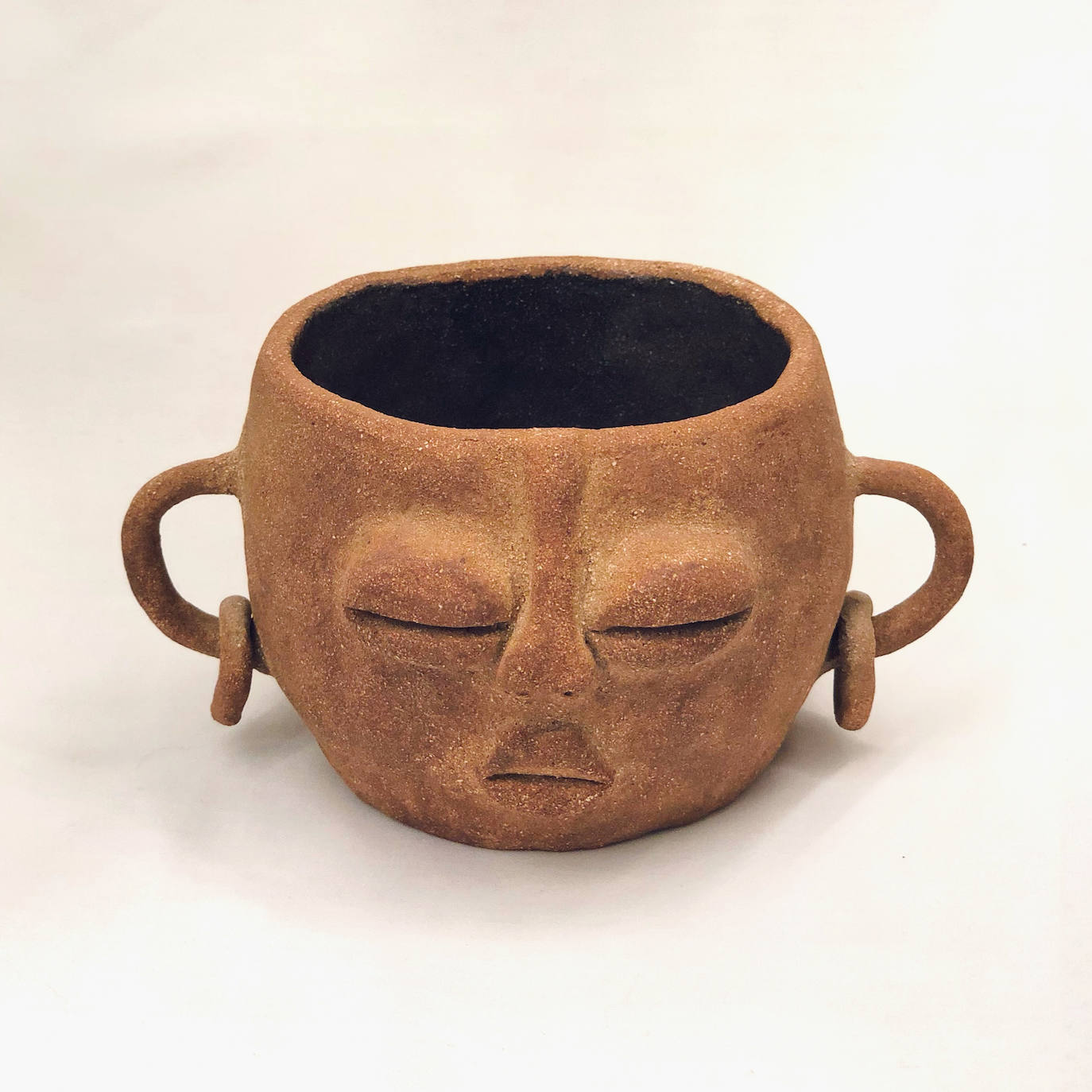 Fotos: Una profesora de Algorta crea originales jarrones inspirados en las historias de sus alumnos