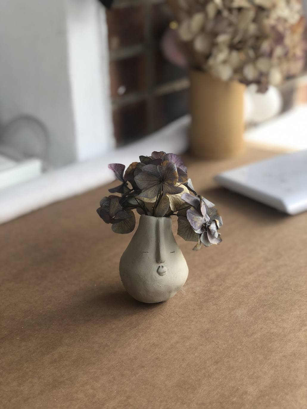 Fotos: Una profesora de Algorta crea originales jarrones inspirados en las historias de sus alumnos