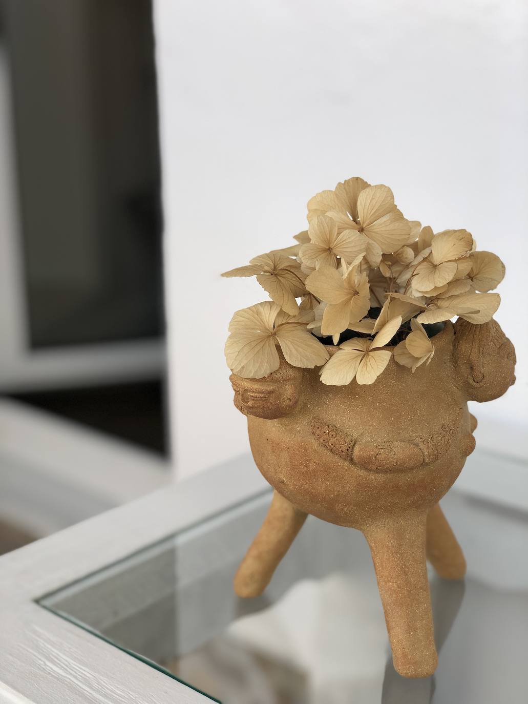 Fotos: Una profesora de Algorta crea originales jarrones inspirados en las historias de sus alumnos