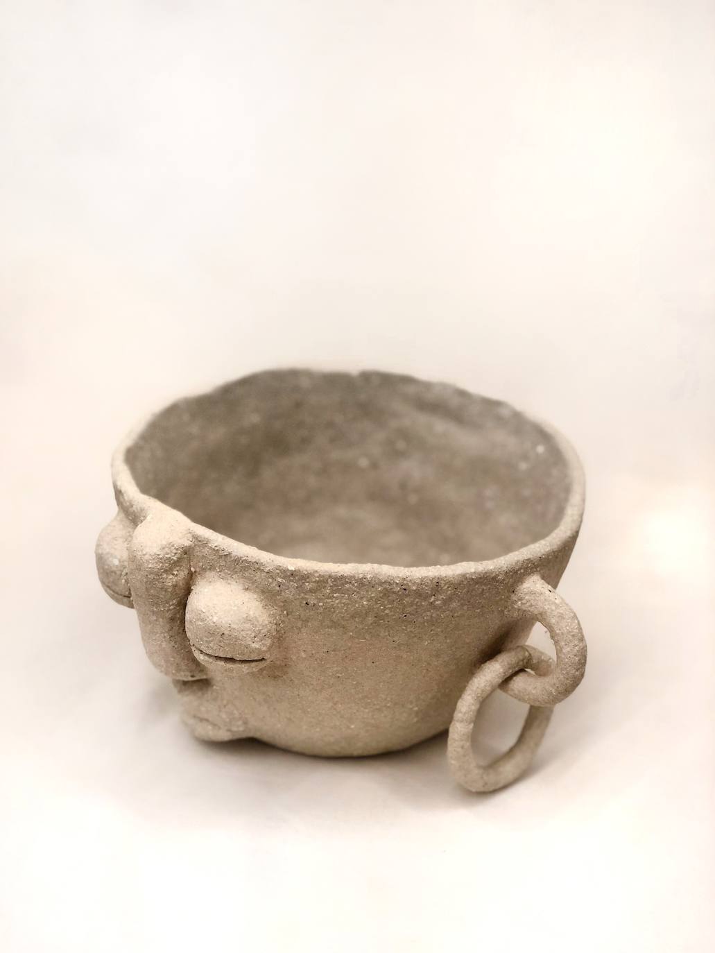 Fotos: Una profesora de Algorta crea originales jarrones inspirados en las historias de sus alumnos