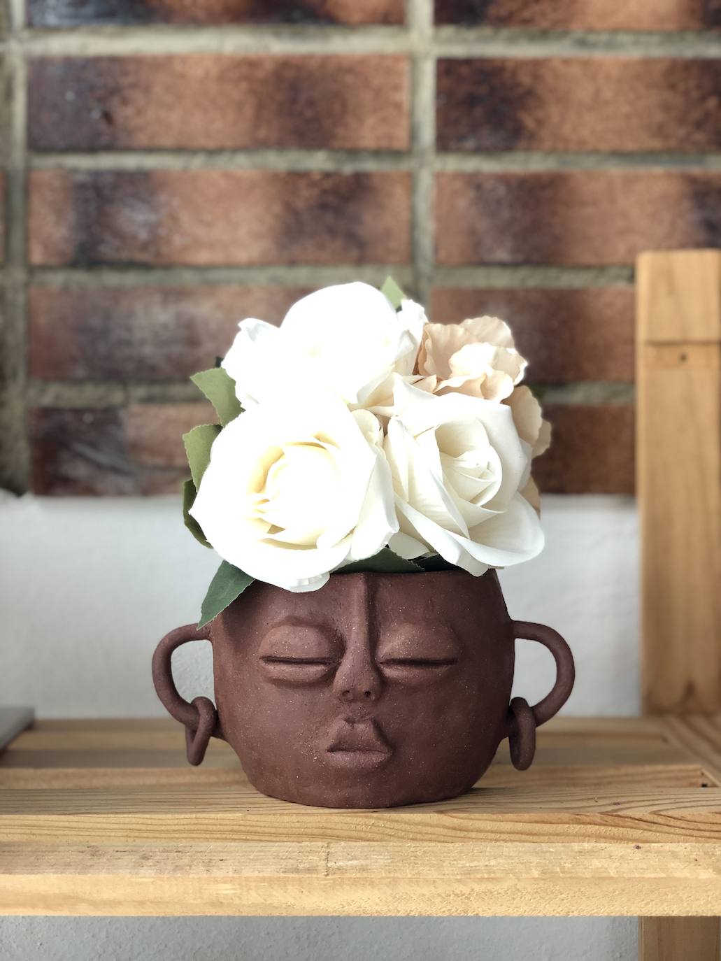 Fotos: Una profesora de Algorta crea originales jarrones inspirados en las historias de sus alumnos