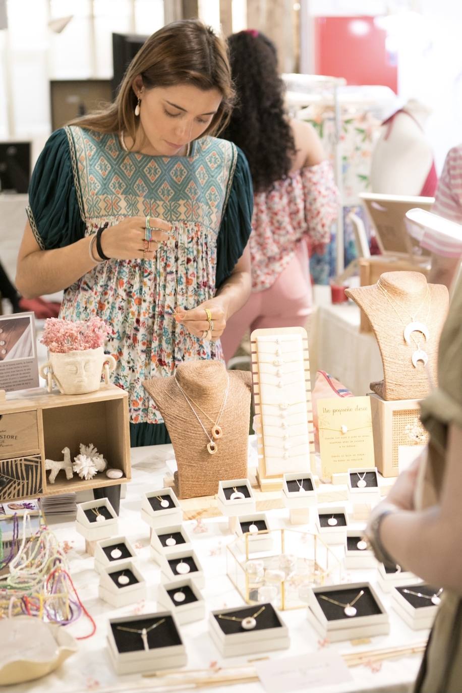 Fotos: Una profesora de Algorta crea originales jarrones inspirados en las historias de sus alumnos