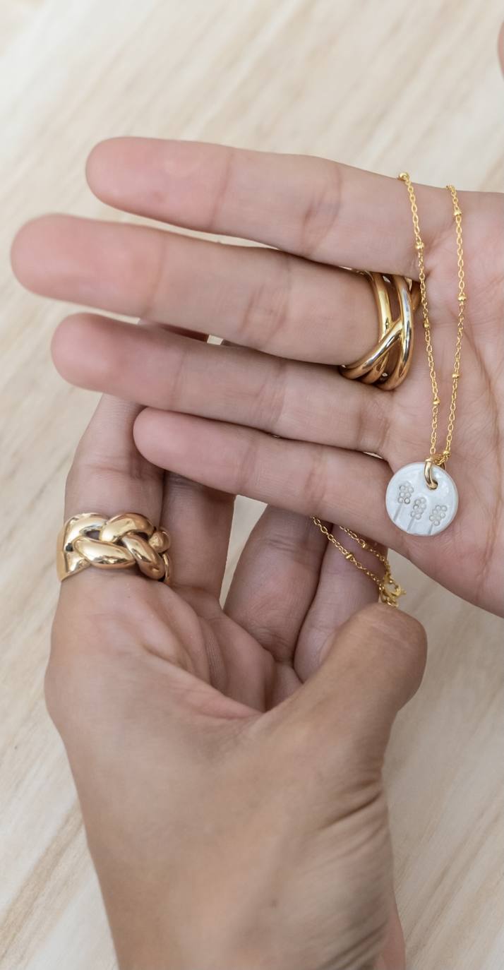 Fotos: Una profesora de Algorta crea originales jarrones inspirados en las historias de sus alumnos