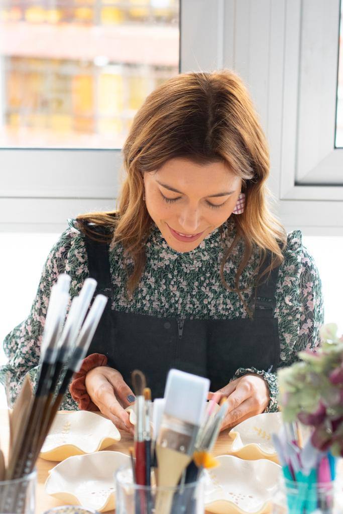 Fotos: Una profesora de Algorta crea originales jarrones inspirados en las historias de sus alumnos