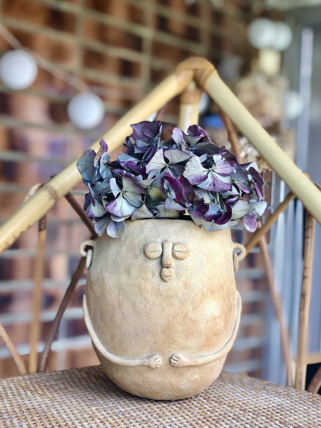 Fotos: Una profesora de Algorta crea originales jarrones inspirados en las historias de sus alumnos