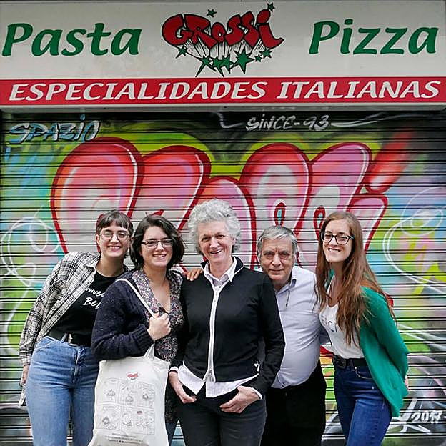 Fausto, junto a su mujer y sus hijas, delante de la pizzería Pasta y Pizza Grossi.