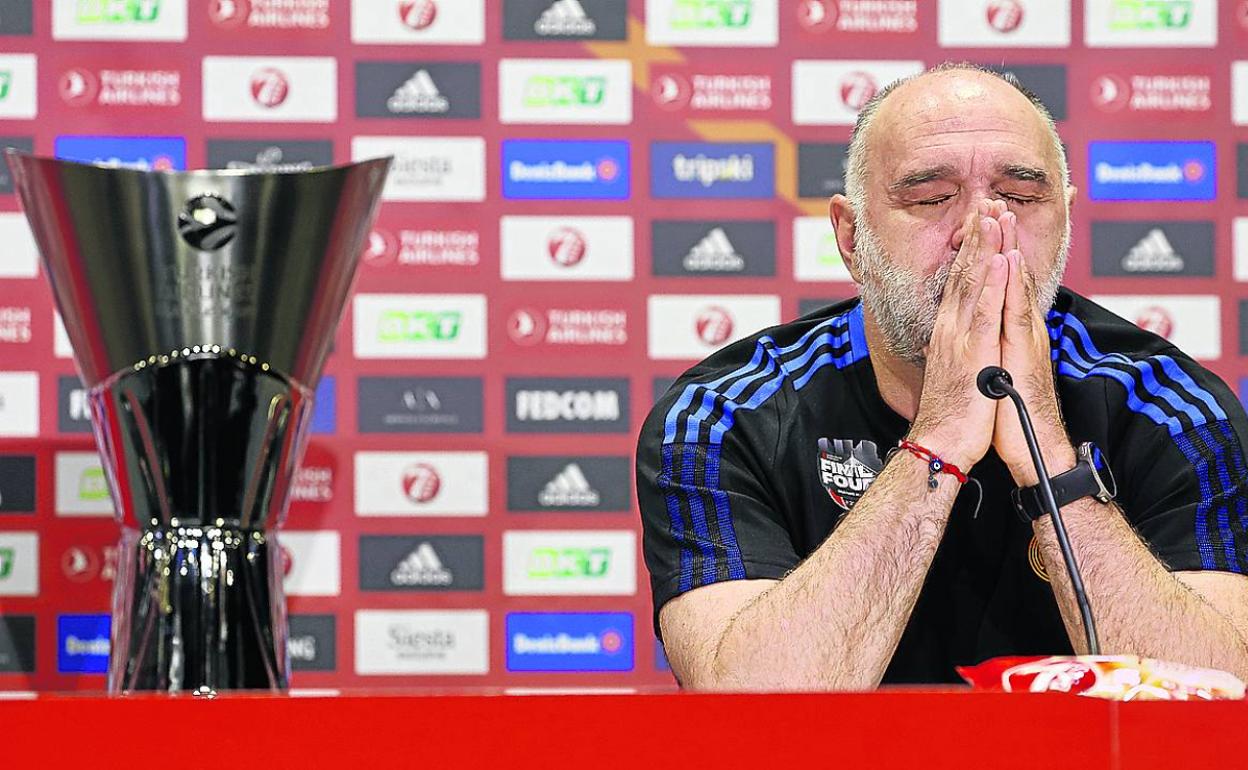 Pablo Laso, junto al trofeo de campeones de la Euroliga, que dirimen hoy el Real Madrid y el Anadolu. 