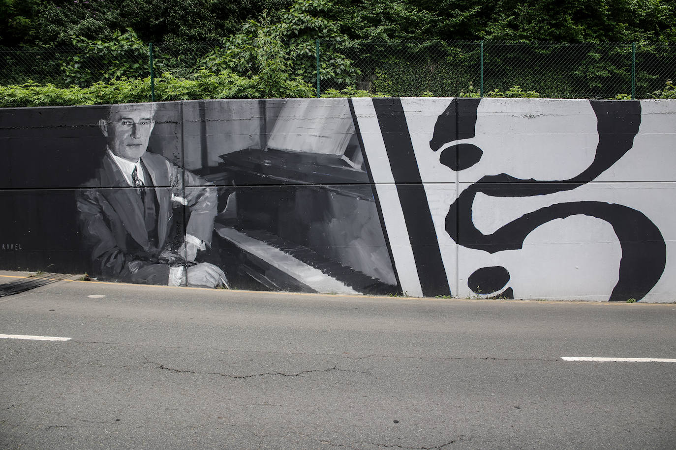 Fotos: El barrio de Olabeaga en Bilbao luce un mural de más de 100 metros que conmemora el centenario de la BOS