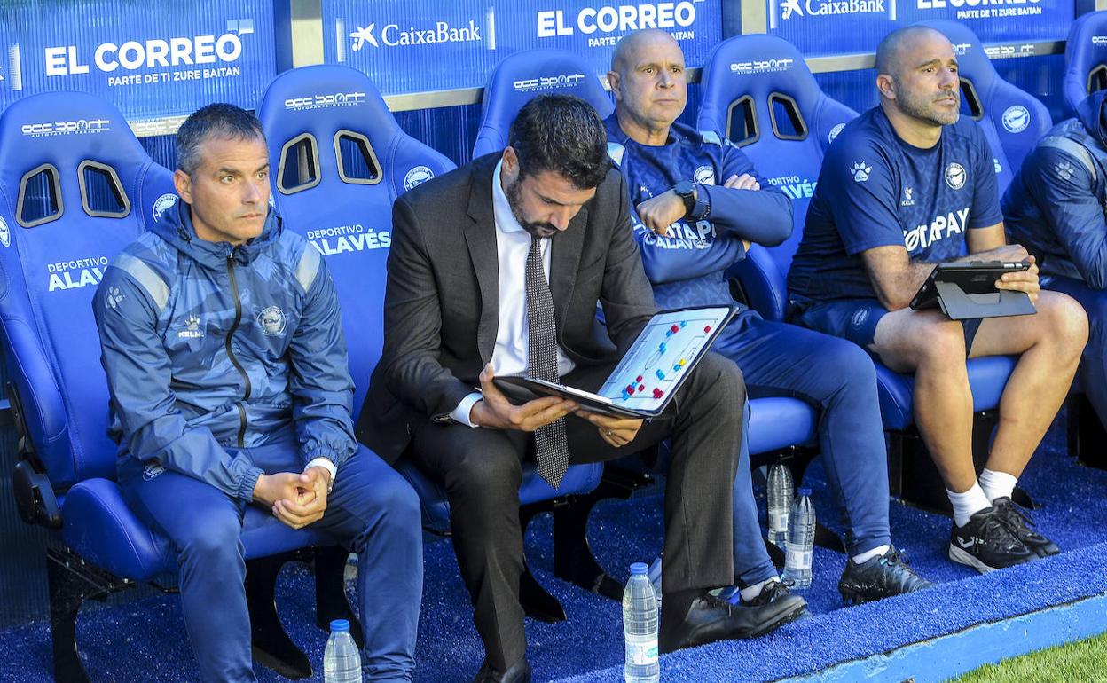 Julio Velázquez dirigió ante el Cádiz su último partido como técnico del Alavés.