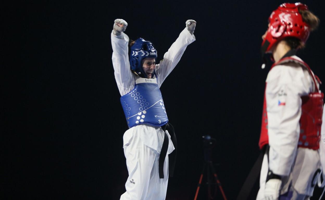 La luchadora vizcaína Jone Magdaleno celebrando el oro logrado en el Campeonato de Europa. 