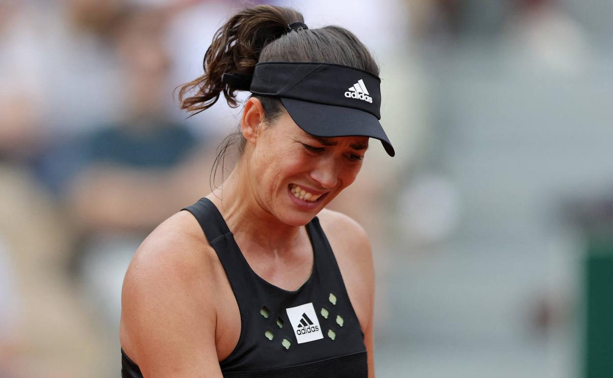 Garbiñe Muguruza, con gesto de decepción en Roland Garros. 