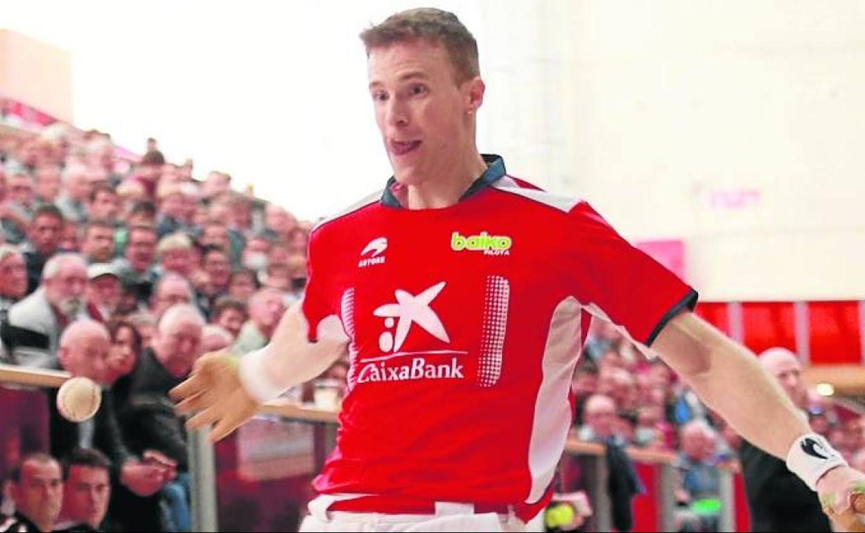 Artola devuelve una pelota en el ancho del frontón de Zumaia. 