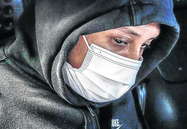 El presunto asesisino de gais, en la inspección del piso donde vivía en Irún.