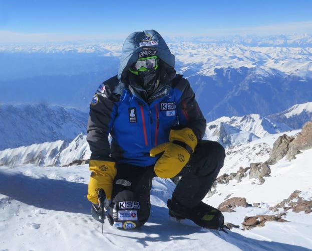 Alex Txikon en la cumbre del Nanga Parbat en 2016 tras completar la primera ascensión invernal . 