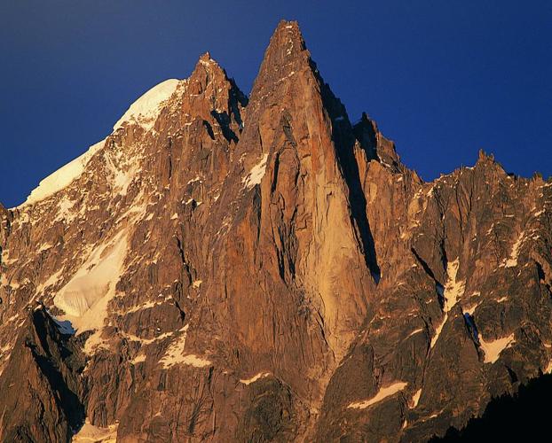 Imponente perfil de espolón Bonatti , en los Drus. 