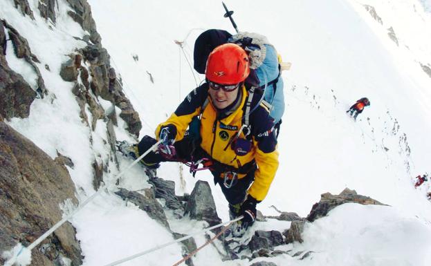 Edurne Pasaban en la cima del Everest en 2001. Era su primer ochomil. 