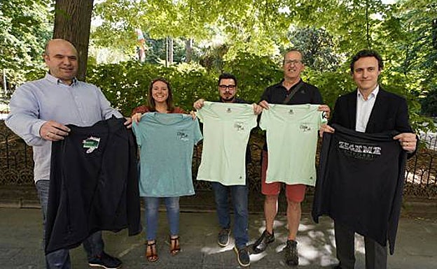 Representantes de la organización, instituciones y patrocinadores durante la presentación de la prueba. 