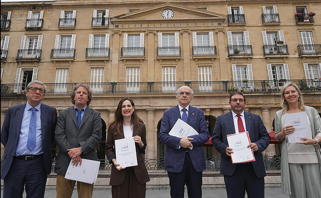 'Hitzak Lege' lemapean Euskaltzaindiak Eusko Legebiltzarrarekin, Nafarroako Parlamentuarekin eta Euskal Autonomia Erkidegoko ganbera legegileekin (Arabako, Bizkaia nahiz Gipuzkoako batzar nagusiak) elkarlanean atondutako egitasmo aitzindaria da hauxe. 