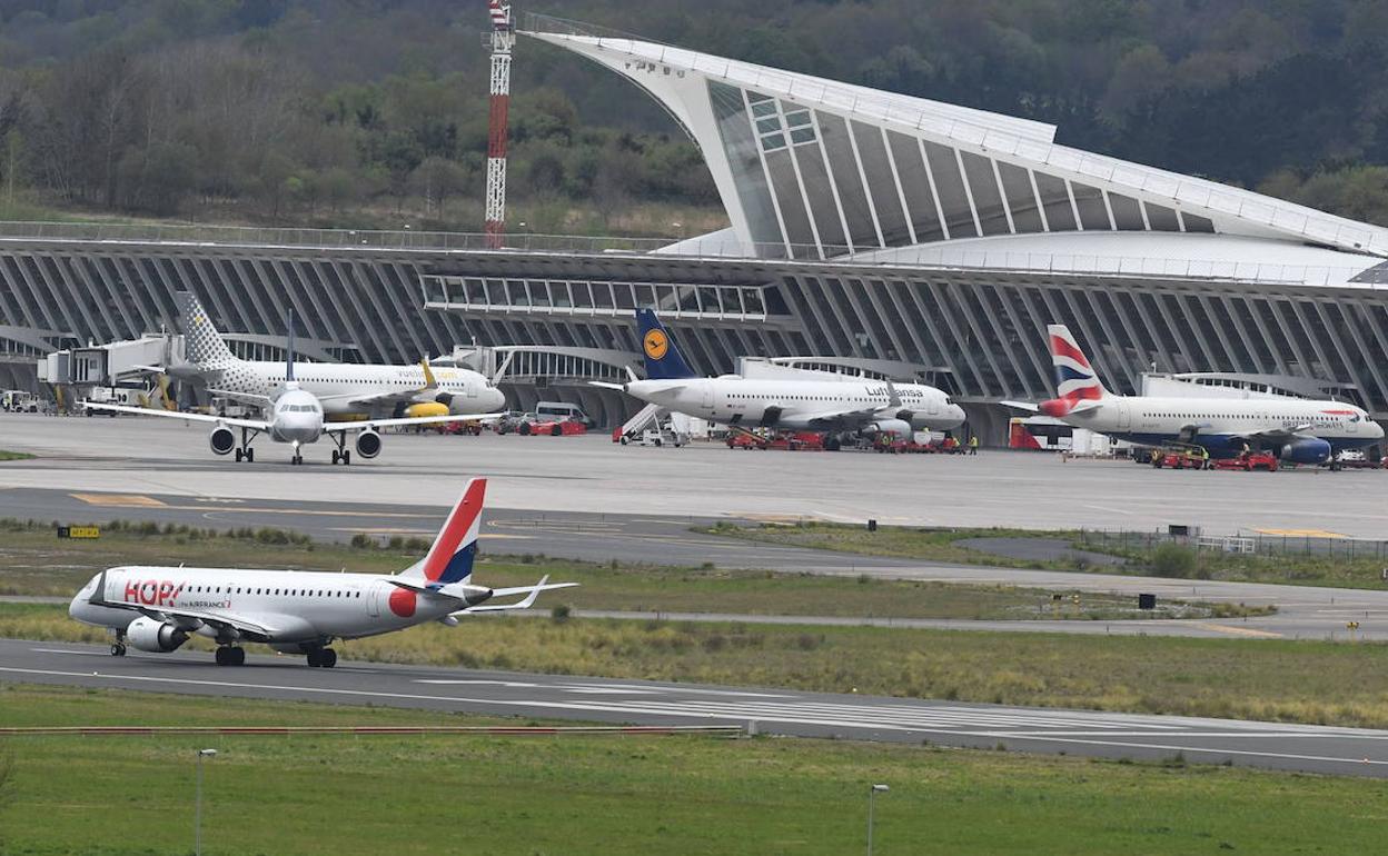 Sancionan a 6 pasajeros de un vuelo Milán-Loiu por no llevar mascarilla y mostrar una actitud hostil