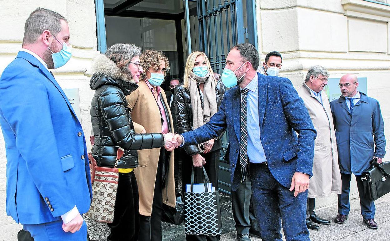 La delegación del Parlamento Europeo visitó el Memorial de Víctimas de Vitoria el pasado mes de noviembre. 