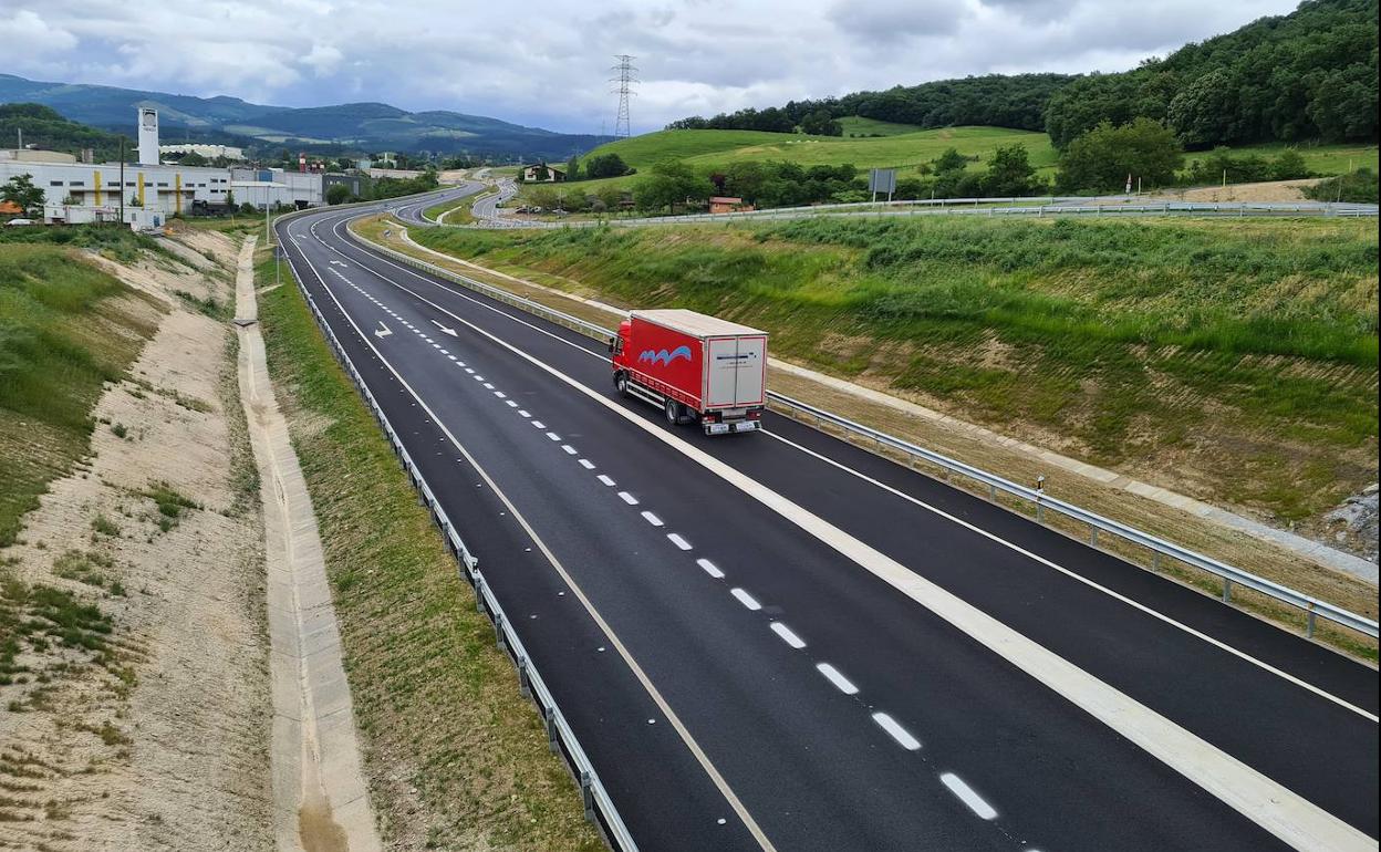 La nueva carretera mejorará la seguridad en un tramo complicado. 