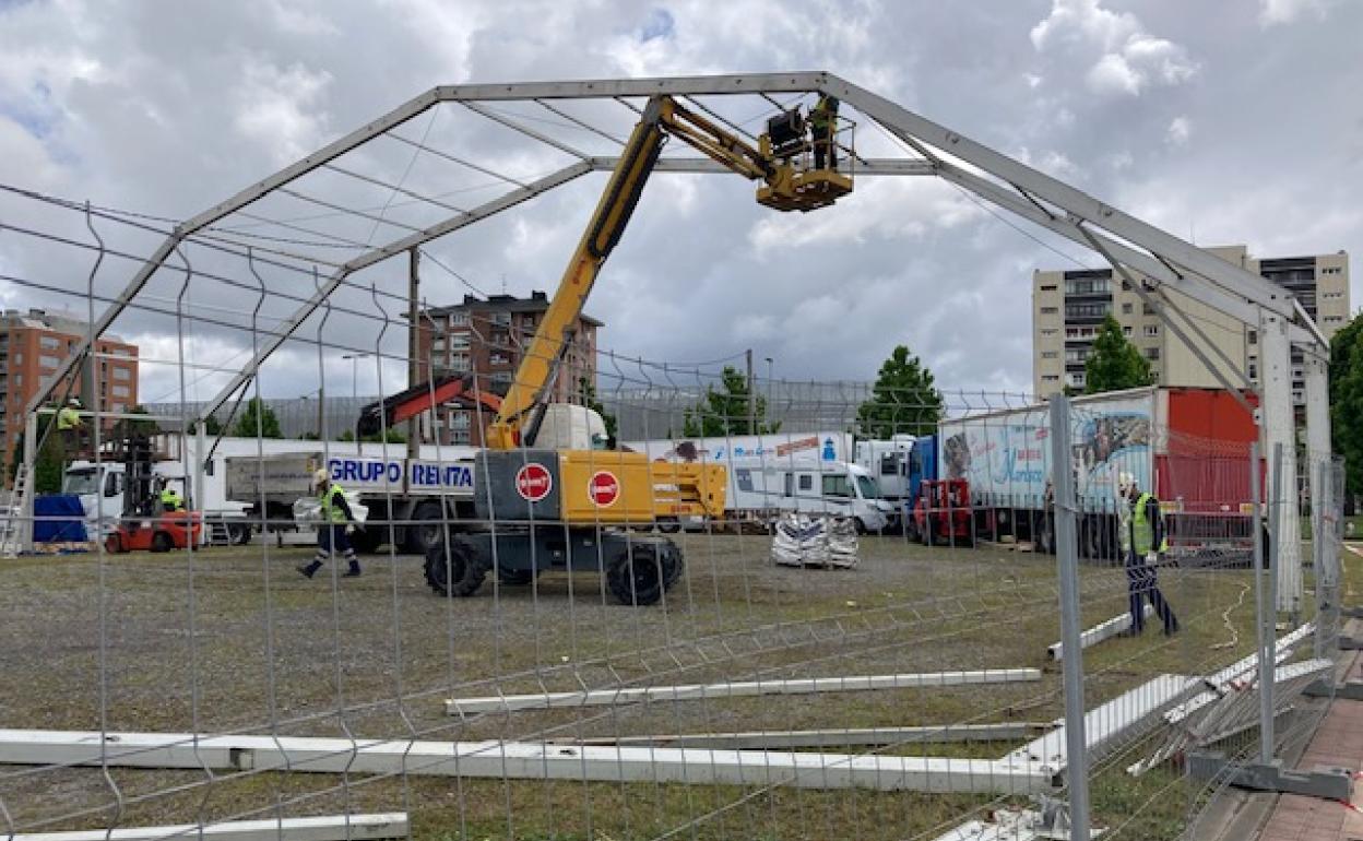 La carpa, ubicada en la explanada de Ansio, ultima estos días su montaje. 