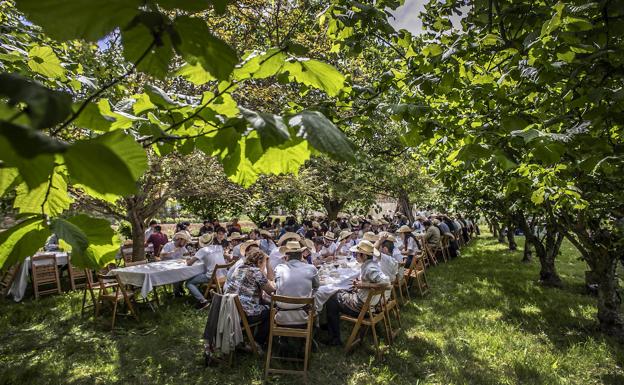 Los asistentes a la jornada Cocinas de Pueblo dan buena cuenta del rancho riojano en la feraz huerta de Venta Moncalvillo.