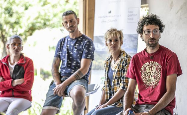 Alicia Fernández, Alfredo Rodríguez, Adriana Díaz y Alex Yunquera, durante el encuentro.