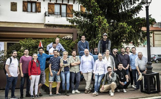 Foto de familia de los asistentes: entre otros. los chefs David Yarnoz (El Molino), Iván Cerdeño (Cigarral del Ángel), María Gómez (Magoga), David López (Local de Ensayo), Joao Rodrigues, el Cocinero Revelación de Madrid Fusión Pedro Aguilera (Mesón Sabor Andaluz), Miguel Caño y Llorenç Sagarra, de Nublo, Juanjo López (La Tasquita de Enfrente), los mieleros Sergio Sáenz e Ismael Echapresto que colaboran en los hidromieles de Carlos...