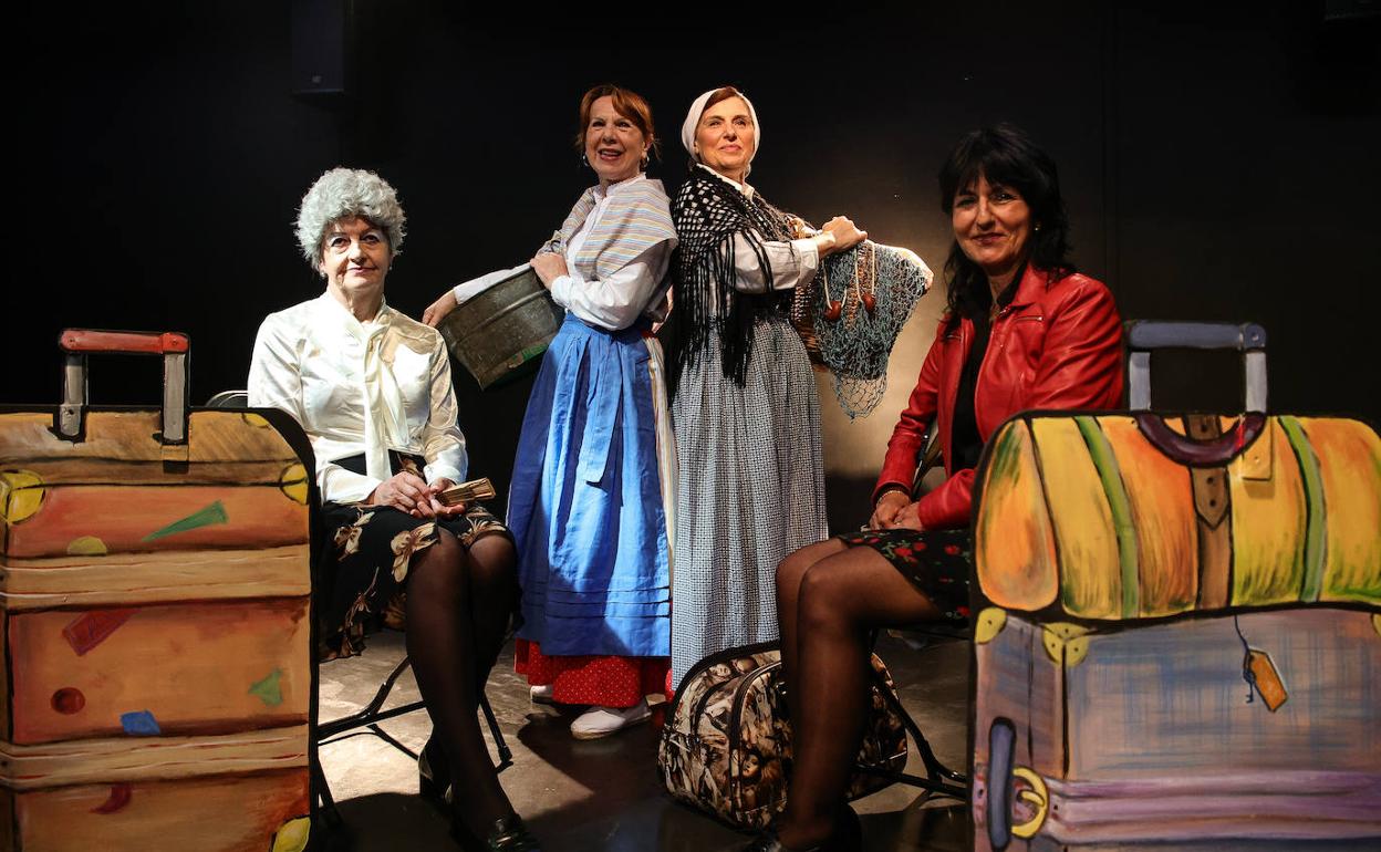 Visi Martínez, Inés Gómez, Rosa Quintana y Marina Merino durante un ensayo. 