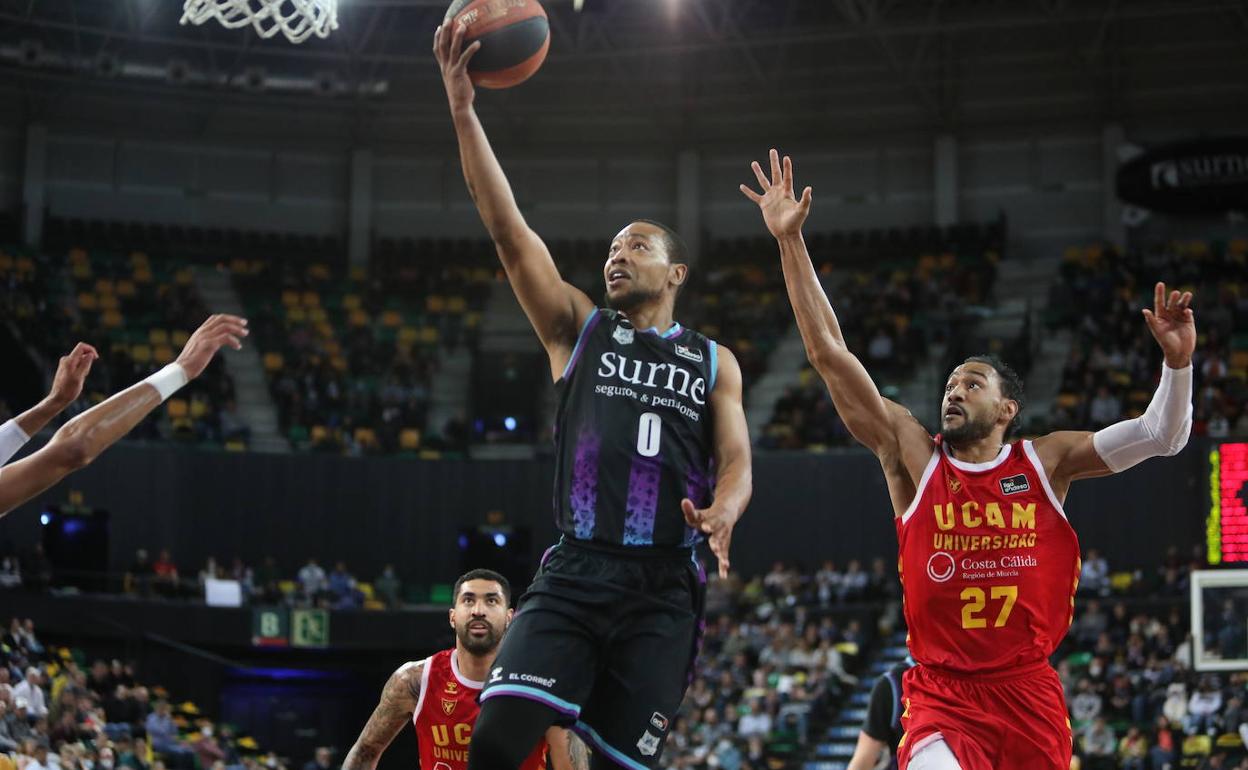 Goudelock deja una bandeja en el partido contra el Murcia ganado en Miribilla. 