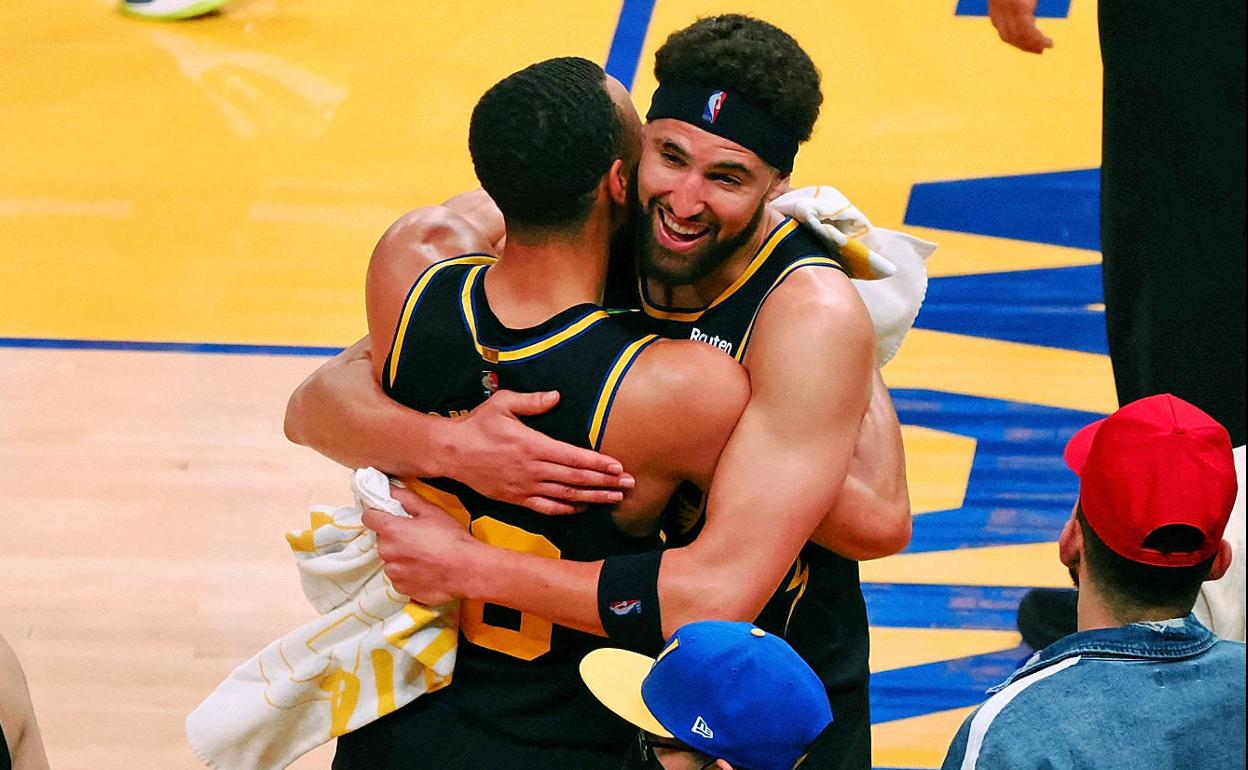 Thompson, autor de 8 triples y 32 puntos, se abraza con Curry.