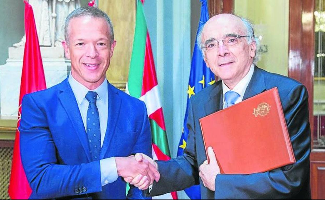 El presidente del Senado, Ander Gil, y Andrés Urrutia, de Euskaltzaindia. 