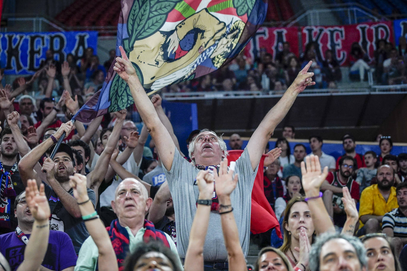 Fotos: Gran ambiente en el Buesa Arena