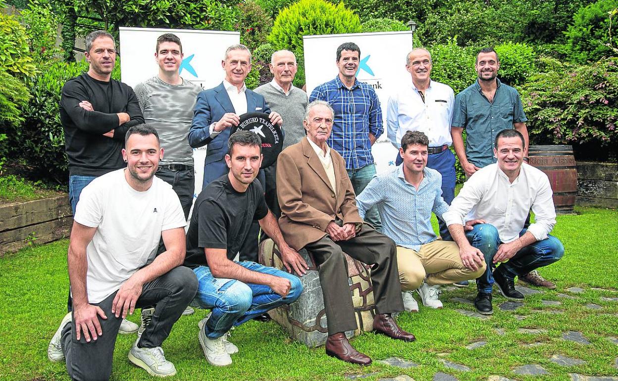 Campeones del Manomanista junto con el patrocinador antes de comenzar la tradicional comida. 