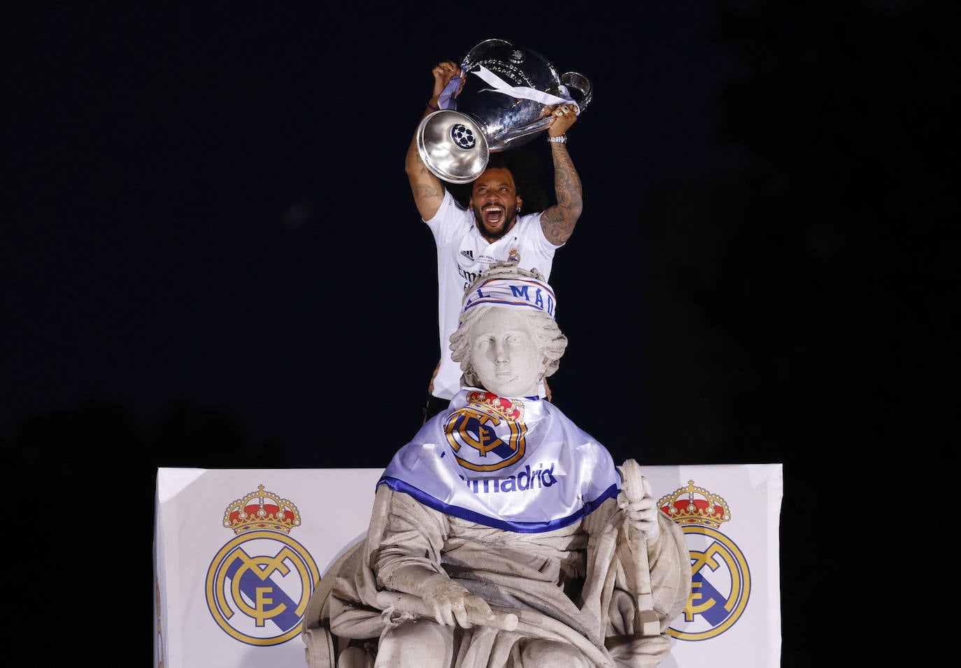 Marcelo levanta la Decimocuarta subido a la estatua de la Cibeles, sin duda el momento cumbre de una jornada apoteósica para el madridismo. 