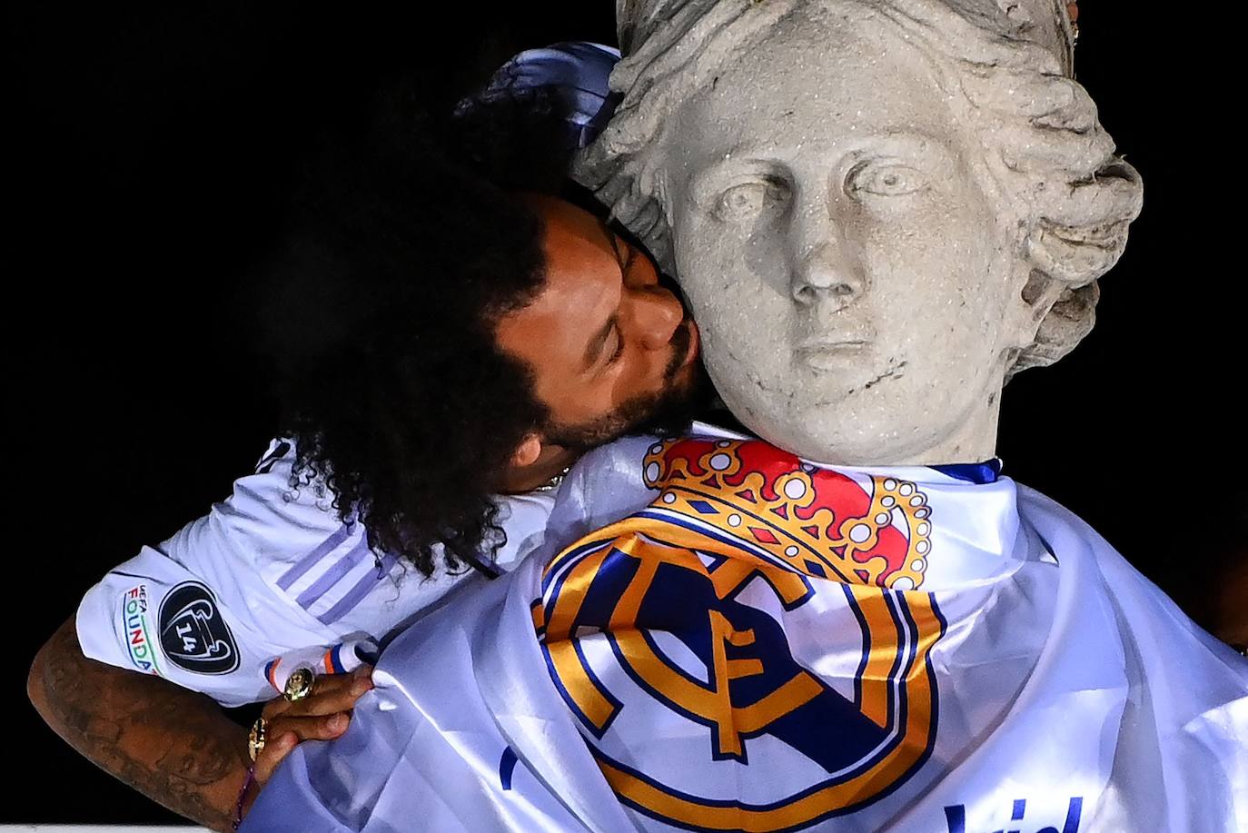 Marcelo besa a la diosa Cibeles en uno de sus últimos actos de servicio como capitán del Real Madrid.