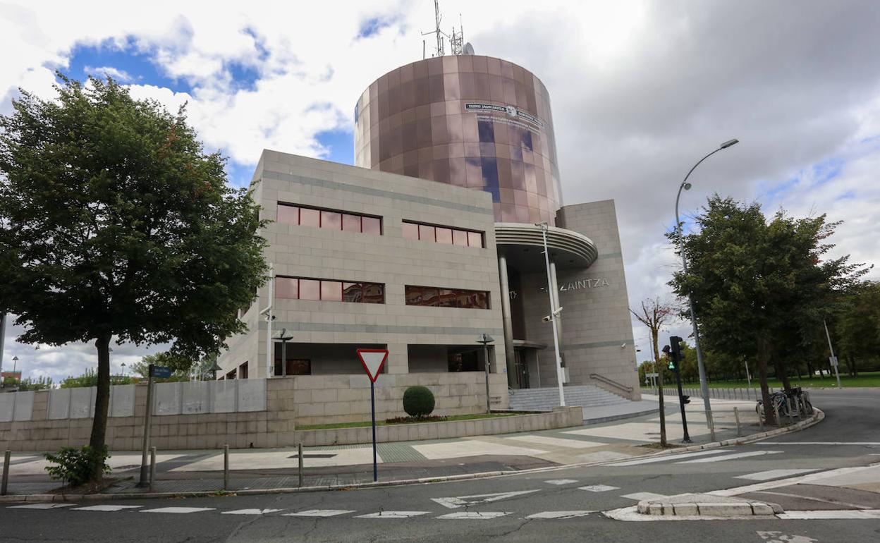 El joven ha pasado dos noches en un calabozo de la comisaría de Portal de Foronda. 