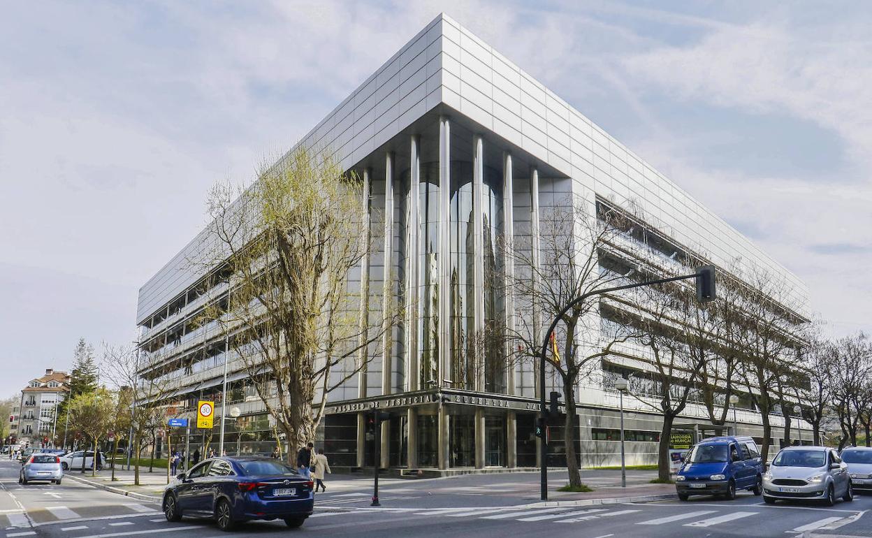 Los dos supuestos ladrones salieron ayer en libertad con cargos del Palacio de Justicia de Vitoria. 