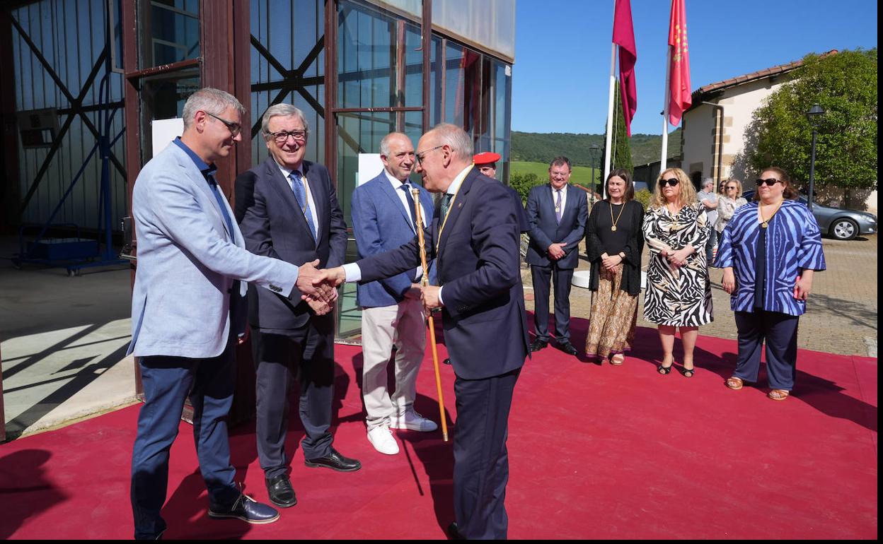 El alcalde de Armiñón saluda al diputado general, Ramiro González. 