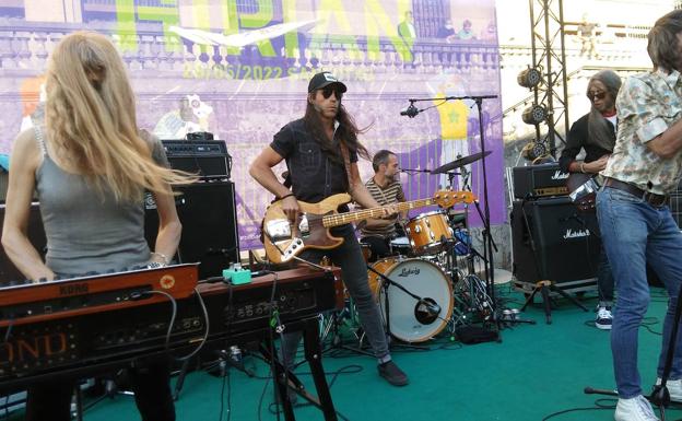 Marta Ruiz (órgano Hammond), Javi Vacas (bajo), Loza (batería), Fernando Pardo (guitarra) y Miguel Pardo (voz) en 'Breaking the robot'. 