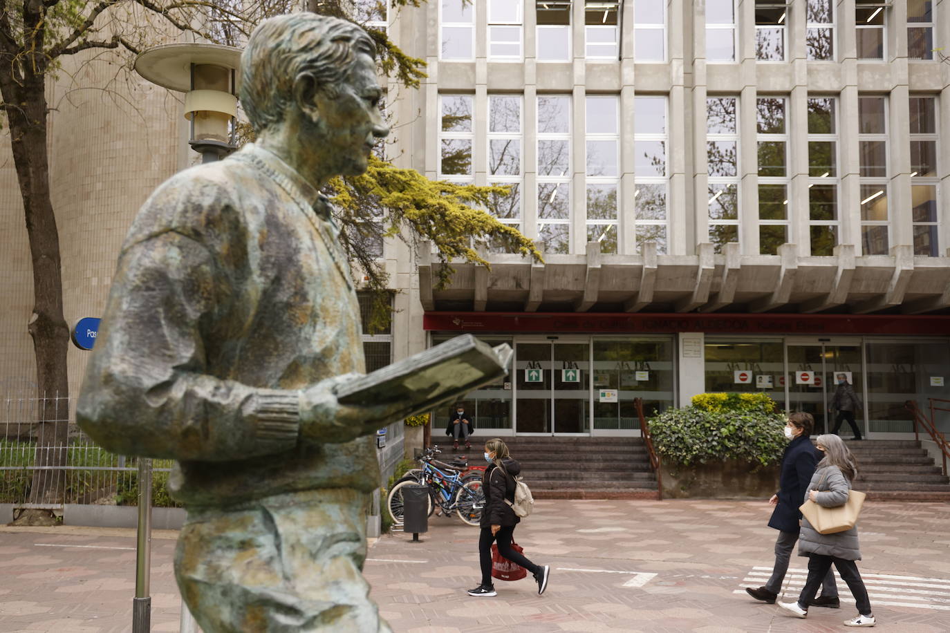 Estatua de Ignacio Aldecoa ubicada frente a la Casa de Cultura de Vitoria. 