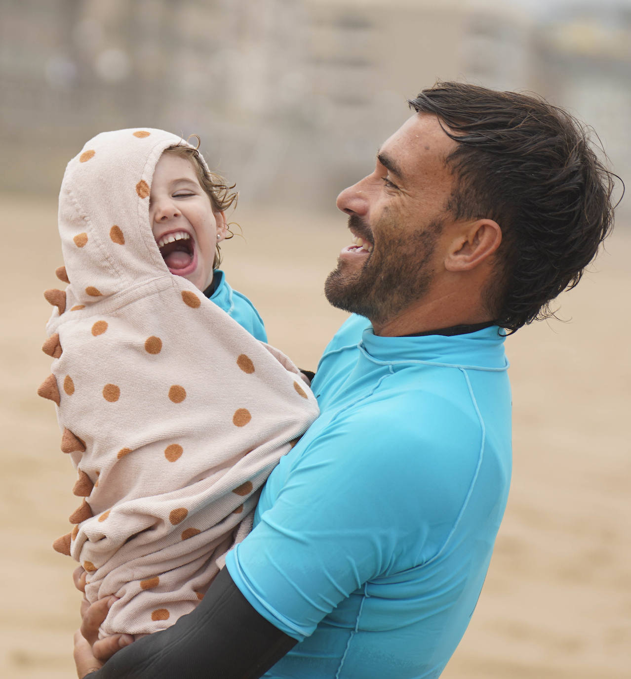 Fotos: Imágenes de la pequeña Danele, con parálisis cerebral, haciendo surf por primera vez