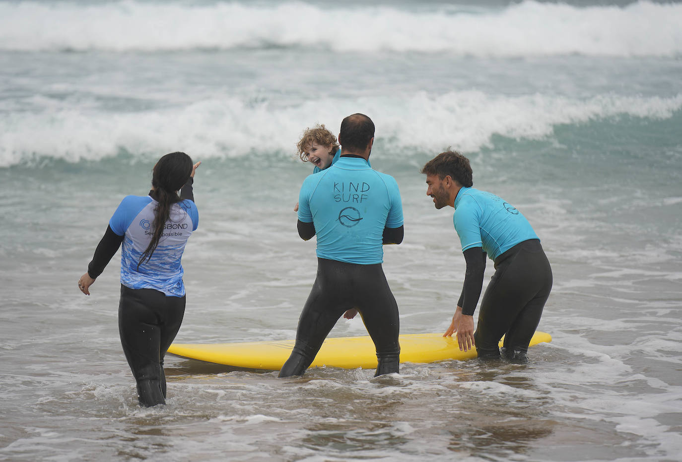 Fotos: Imágenes de la pequeña Danele, con parálisis cerebral, haciendo surf por primera vez