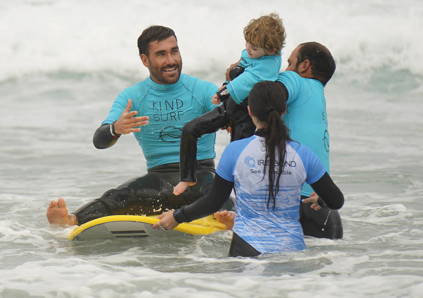 Fotos: Imágenes de la pequeña Danele, con parálisis cerebral, haciendo surf por primera vez