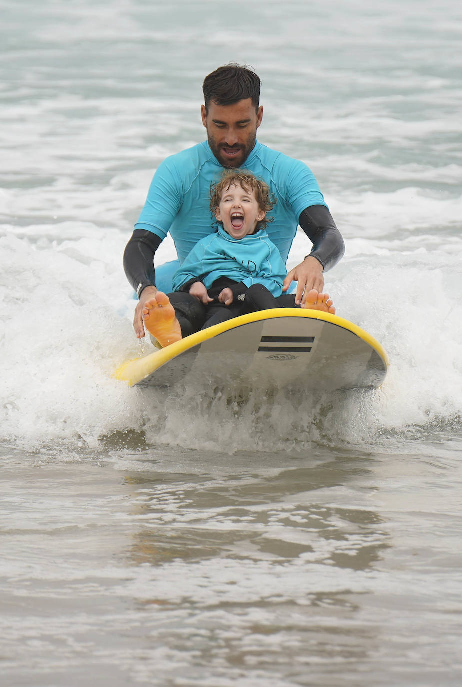 Fotos: Imágenes de la pequeña Danele, con parálisis cerebral, haciendo surf por primera vez