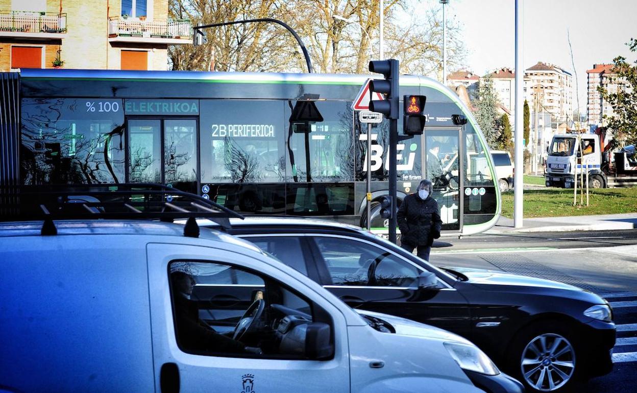 Tráfico en Vitoria: El PP plantea eliminar el carril exclusivo del BEI para acabar con el «caos de tráfico» y recuperar 300 aparcamientos