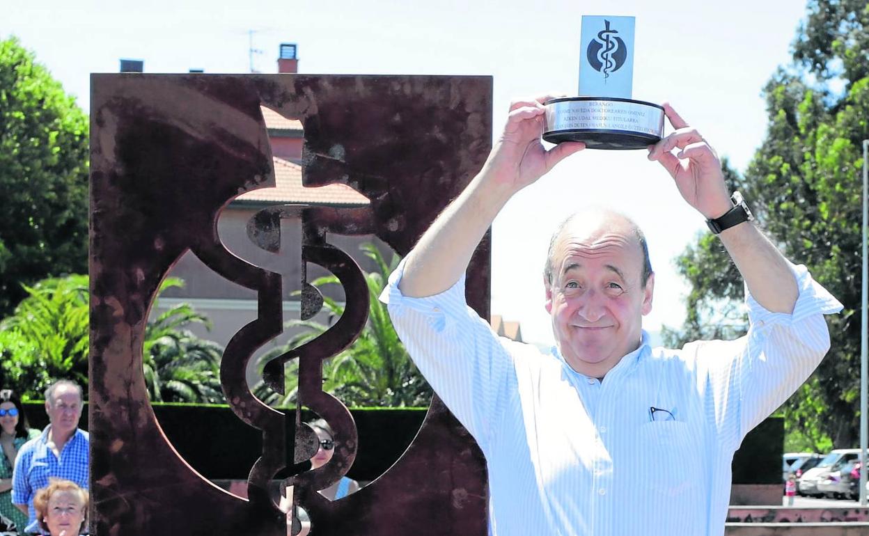 Cosme Naveda, junto a la escultura que recuerda su labor como médico de familia en Berango durante casi cuatro décadas. 