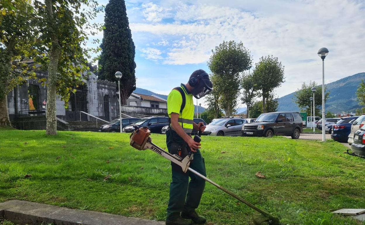 Los planes de empleo permitirán hacer tareas de desbroce y jardinería entre otras. 