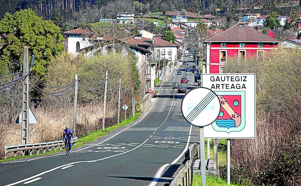 Imagen de la carretera BI-2238, que divide en dos el municipio de Gautegiz Arteaga. 